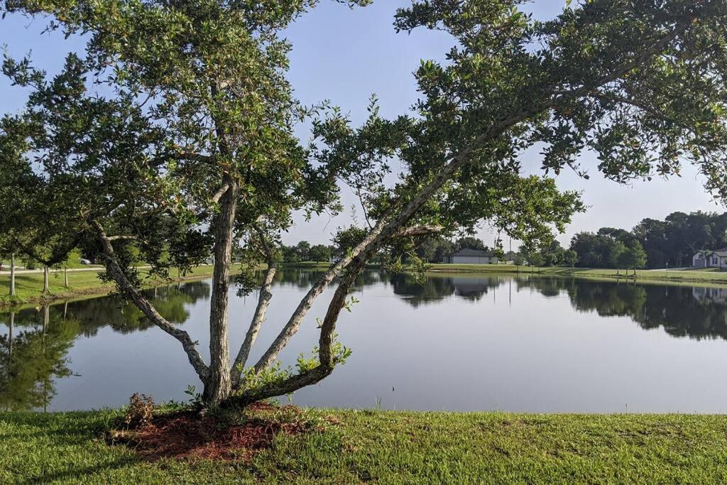 Port Saint Lucie A Little Piece Of Heaven- Peaceful Lake View Apartment- 1 Min From I95 And Turnpike Port St. Lucie Экстерьер фото